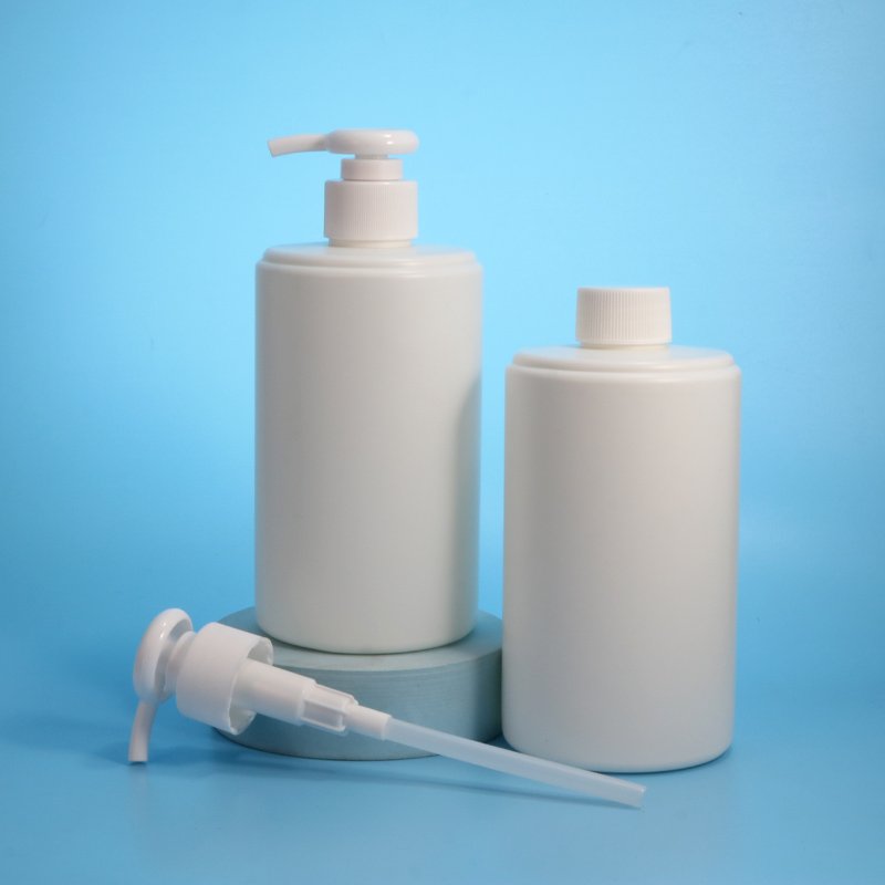 Cosmetic 500ml Round Shoulder PE Plastic Bottle – 28mm Neck